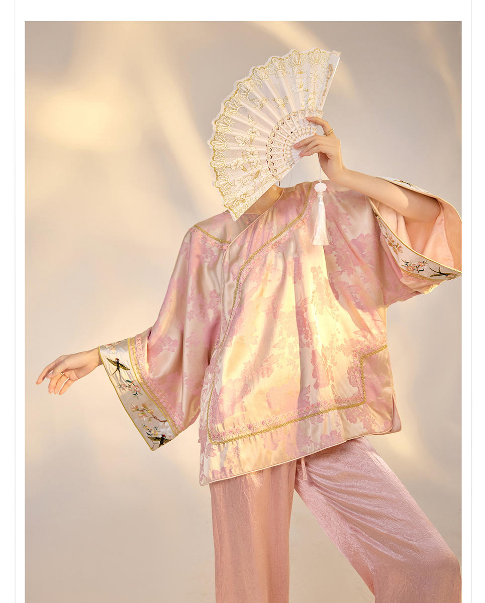 Áo sơ mi nữ dài tay dáng rộng họa tiết hoa nổi chất liệu rayon pha polyester — Củ sen hồng (giao hàng trong 7 ngày), Hoa sen hồng (tóc cùng ngày)