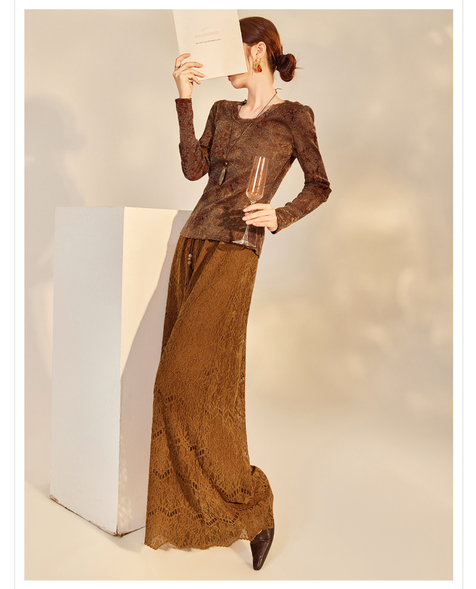 Áo sơ mi nữ dài tay cổ chữ U phối ghép họa tiết hoa — Caramel Camel (giao hàng 7 ngày)