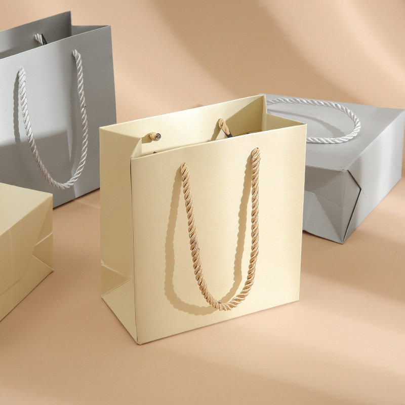 Spot wholesale jewelry box paper bag silver small gift packaging handbag beige fashion high-end gift paper