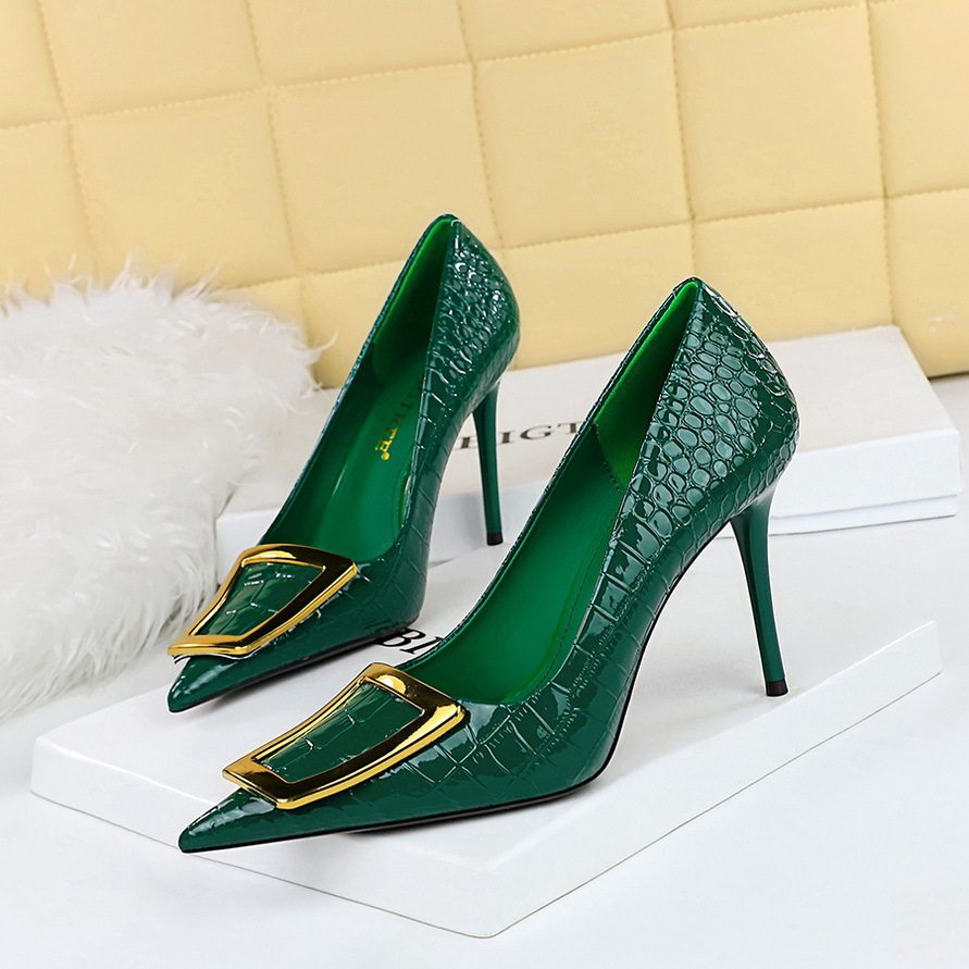 Giày Cao Gót Nữ Mũi Nhọn Khóa Kim Loại Da Bóng Chiều Cao Đế Khoảng 6cm Màu Kem, Đen, Xanh Lá, Nude