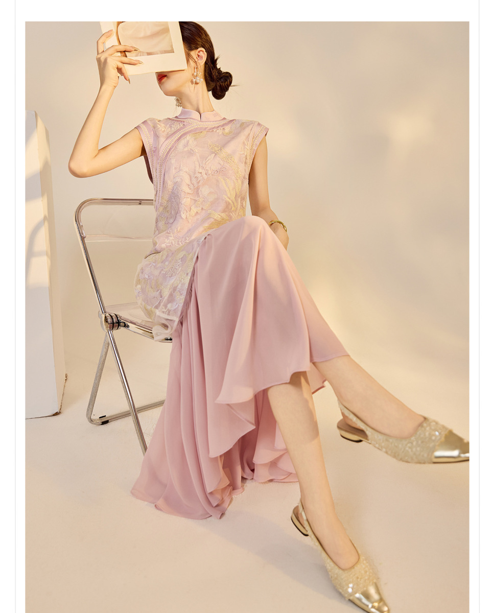 Đầm liền cổ đứng không tay thêu đính cườm họa tiết hoa — Tím Đinh Hương (giao hàng trong 7 ngày), Tím đinh hương (giao hàng trong ngày), Vàng cát chảy (giao hàng trong 7 ngày), Vàng cát chảy (giao hàng trong ngày)