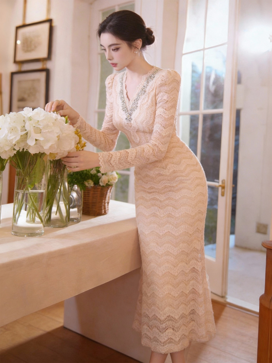 Đầm ren ôm body nữ cổ chữ V đính đá dáng dài — Màu be