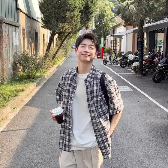 Japanese retro plaid short-sleeved shirt men's tide loose lazy wind teenage sense of wear half-sleeved shirt jacket