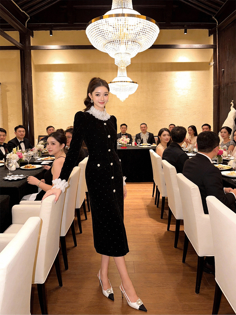 Đầm nữ dài tay cổ tròn cánh hoa cài một hàng cúc ôm dáng — màu đen