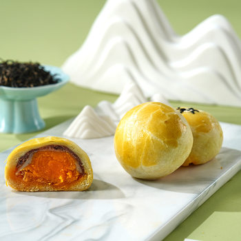 Handmade Egg Yolk Pastry with Whole Egg Snow Pastry, Red Bean Filling, Popular Whole Egg Yolk Traditional Pastry, Wholesale and Distribution by Manufacturer