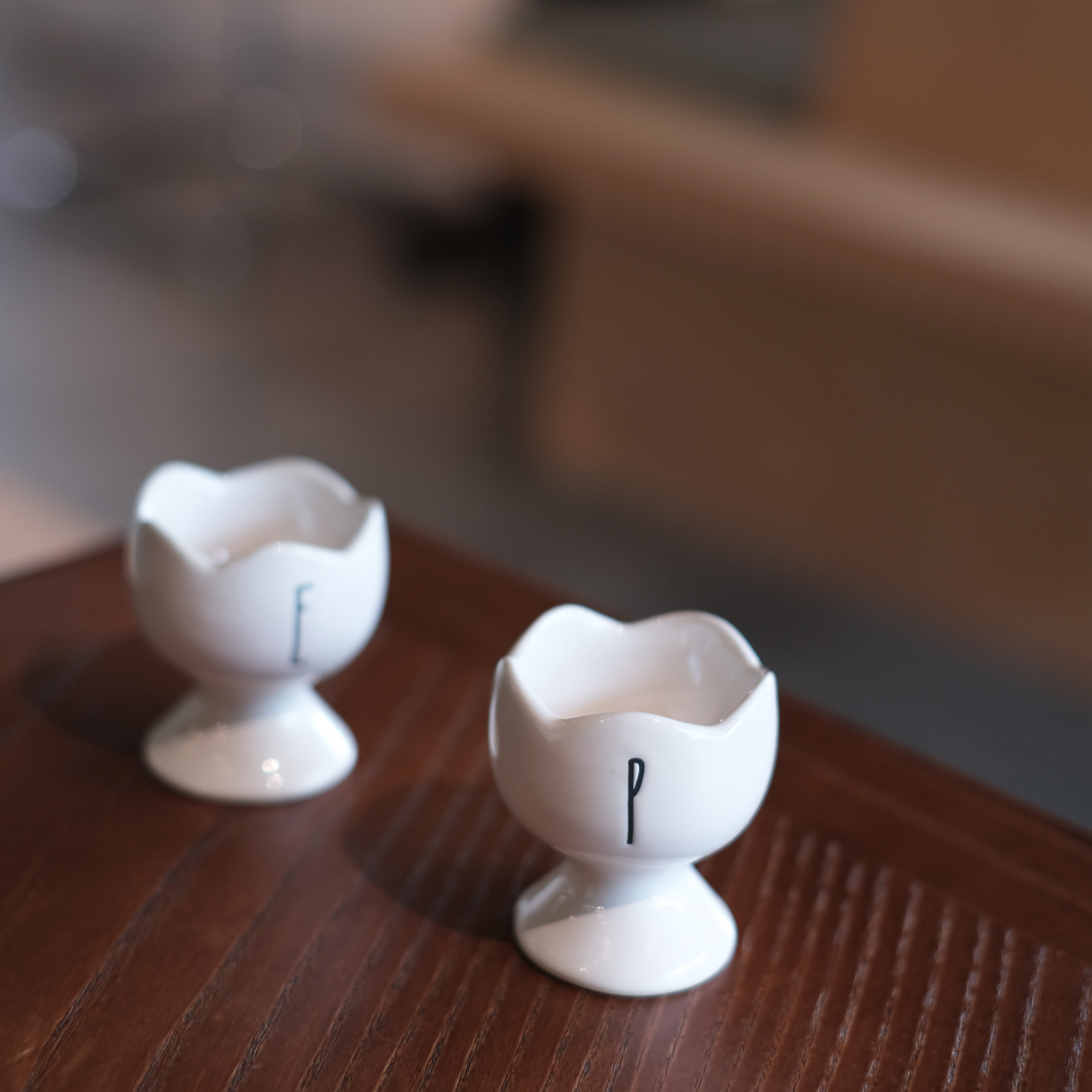 ≈Tashanji. Export Surplus Vintage Hand-Shaped Tulip-Shaped Ceramic Egg Holder, Cute Letter Breakfast Egg