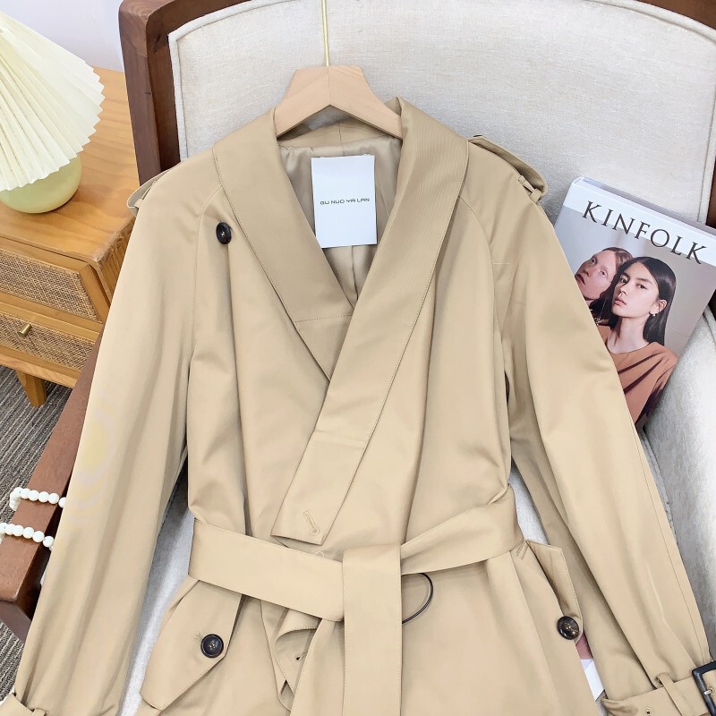 Áo trench coat nữ dáng ngắn thắt eo cổ đổ phối lông cừu — Bầu không khí màu nâu sỏi