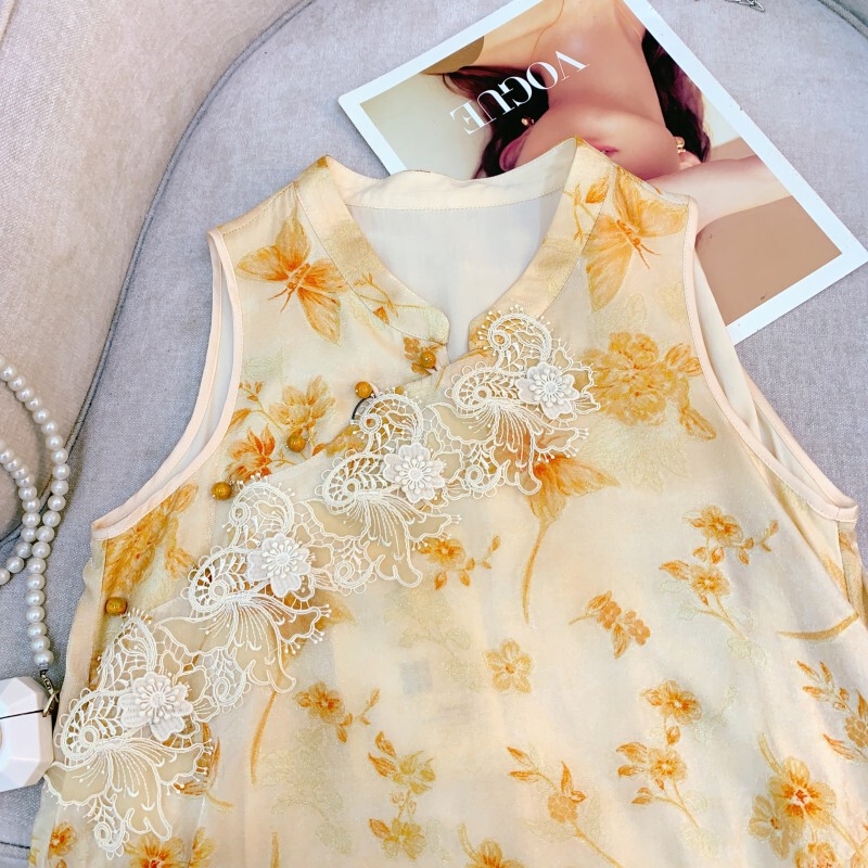 Set áo vest không tay in hoa ren cài khuy kèm chân váy xếp ly dài cạp thấp — Vàng mơ