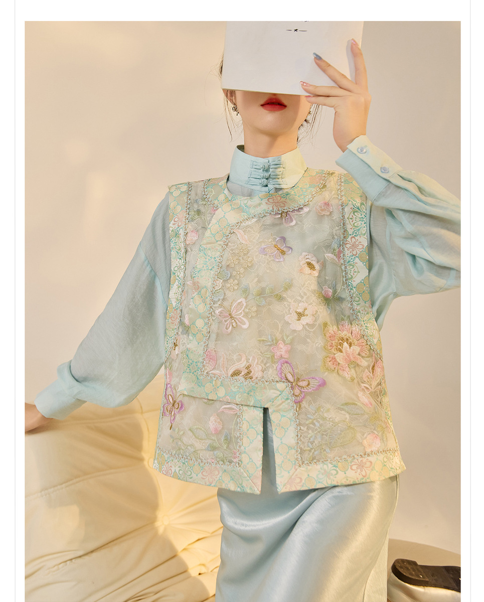 Áo gile nữ dáng vest cổ tròn thêu họa tiết hoa — màu xanh nhạt