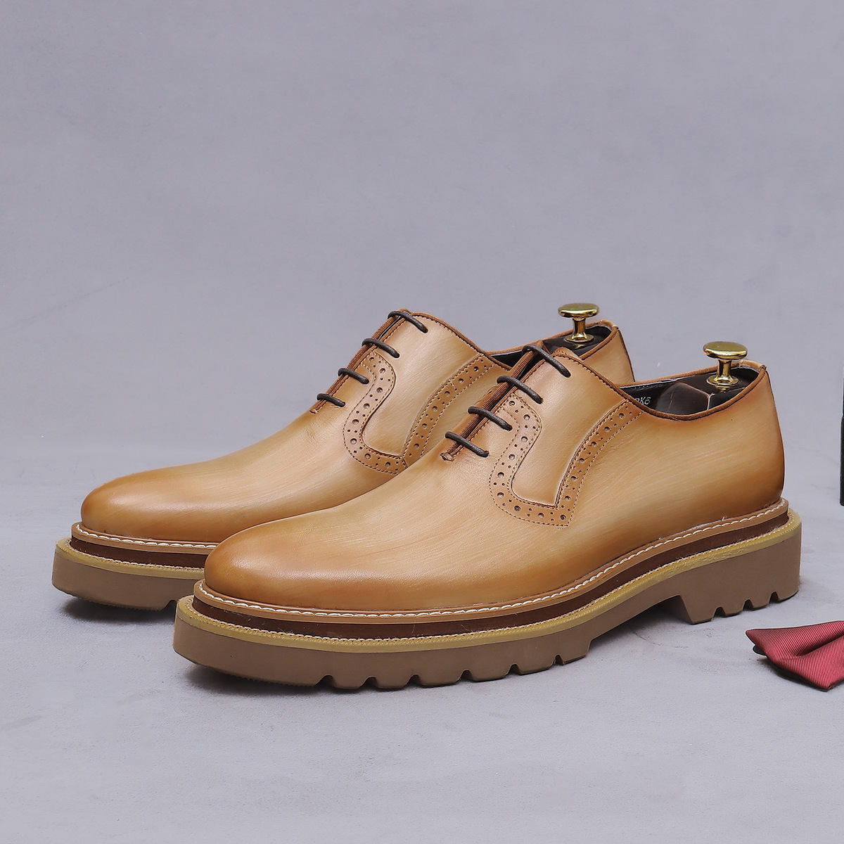 Giày Oxford nam da bò đế dày chạm khắc brogue mũi tròn — màu đen, Màu be