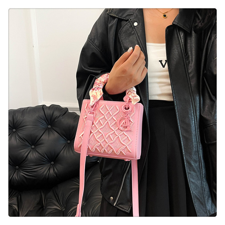 High-end Light Luxury Bag Women's New Style Elegant All-match Heavy Industry Embroidered Daofei Bag Crossbody Portable Small Square Bag 10 O1CN01UZpXR81a0nNXq95O9 !!2218817593268 0 cib