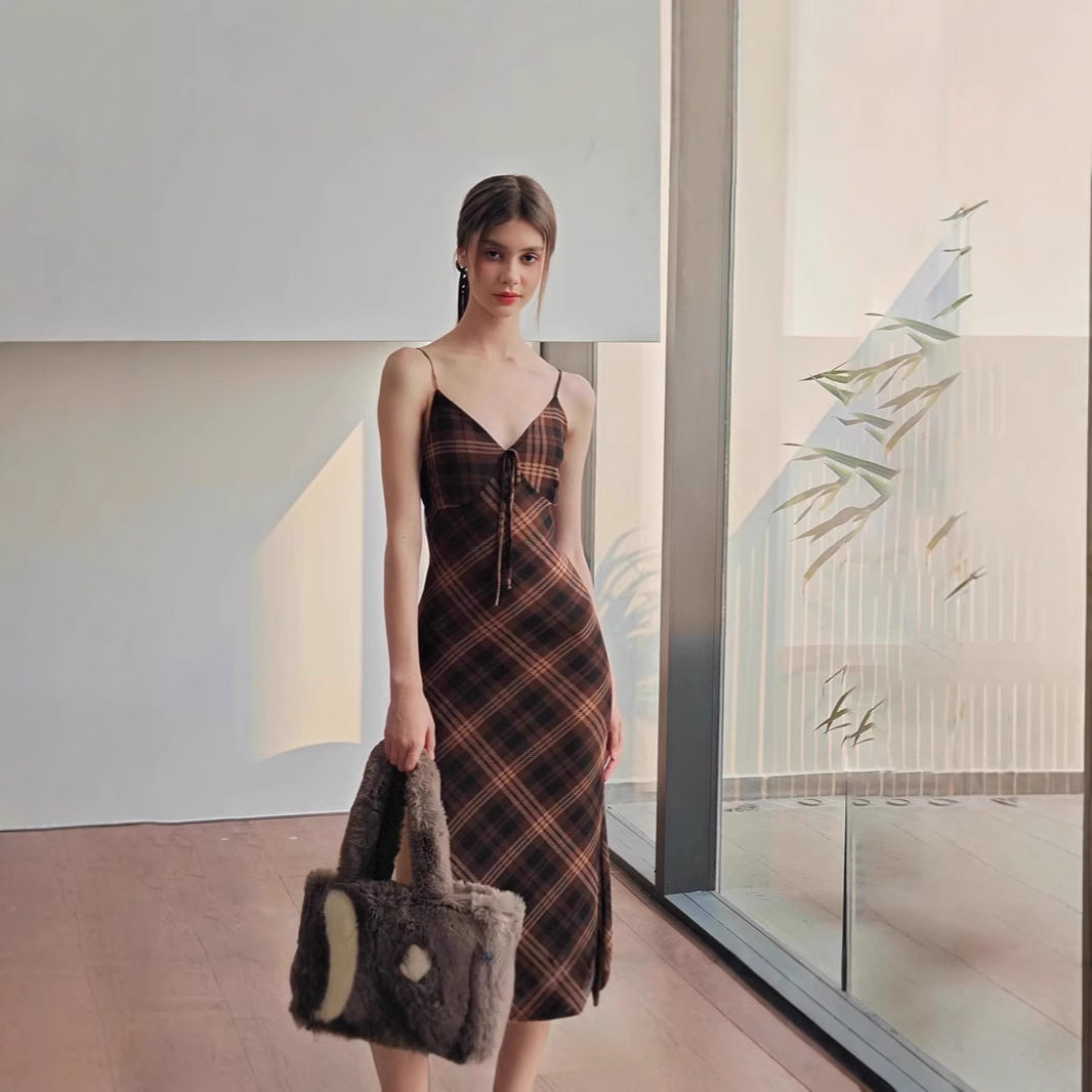 Vintage Plaid Bodycon Dress Elegant Sleeveless Chic Design Spring Fashion Perfect for Parties and Special Occasions