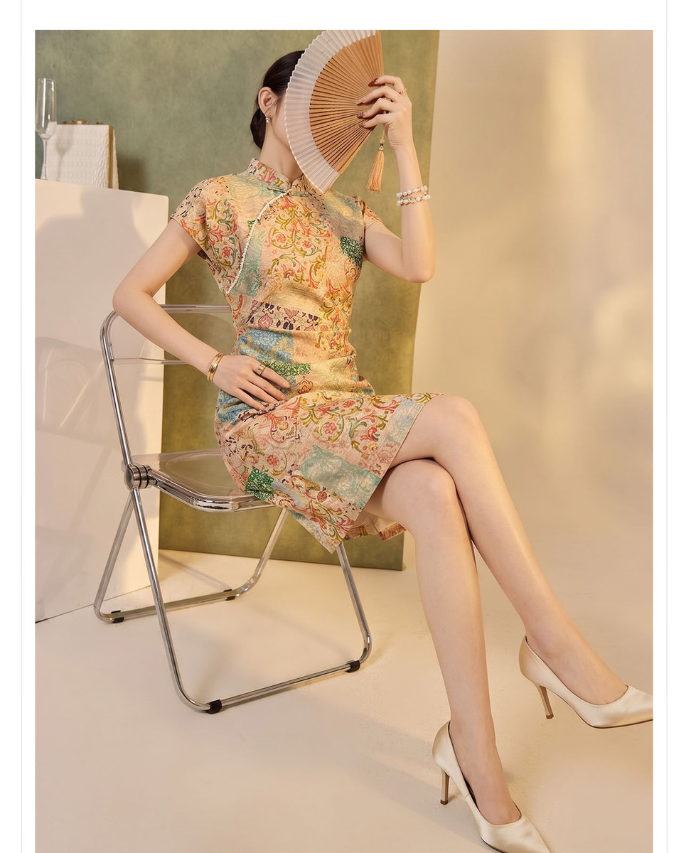 Đầm sườn xám cách tân tay ngắn in hoa thắt eo tôn dáng — Diều màu, Lệ Lam