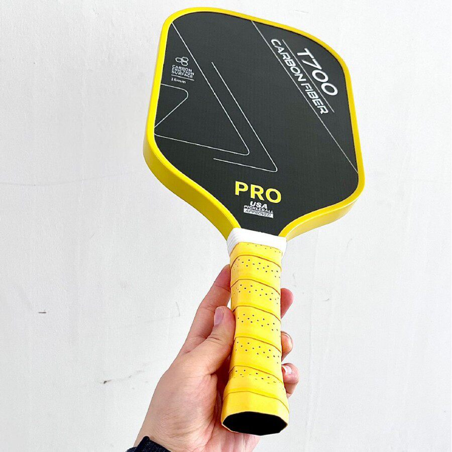 Toray carbon fiber 16mm pick racket t700 - это такая же матовая профессиональная ракетка для игры в пиклбол. Изображение 1