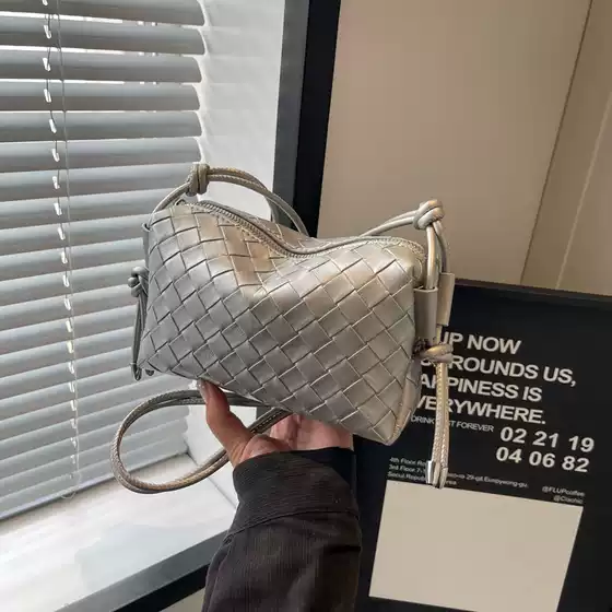 2025 New High-End Niche Bag for Women, Versatile, Fashionable and Stylish Crossbody Bag, Korean Style Commuter Woven Pillow Bag