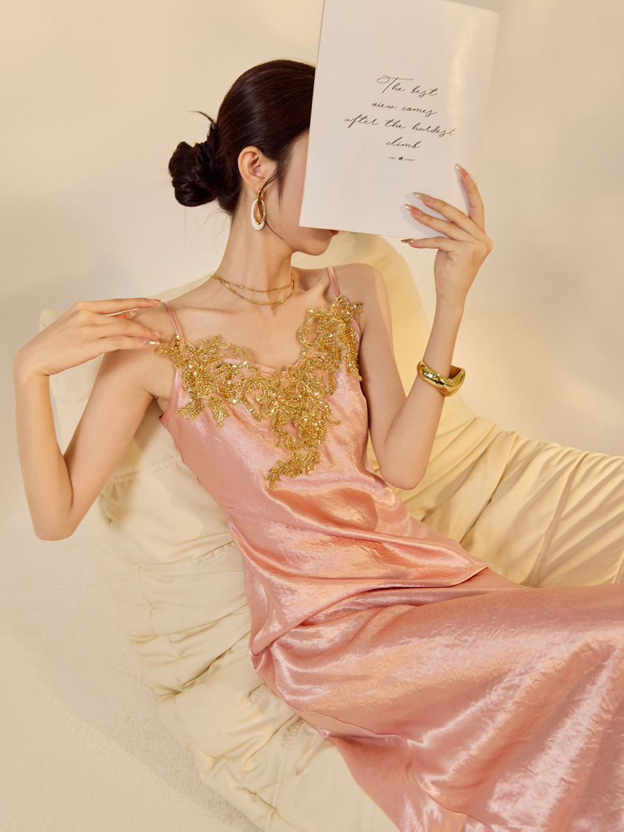 Đầm dây ôm body nữ thêu hoa dáng dài — Bột sương đào (giao hàng trong 7 ngày)