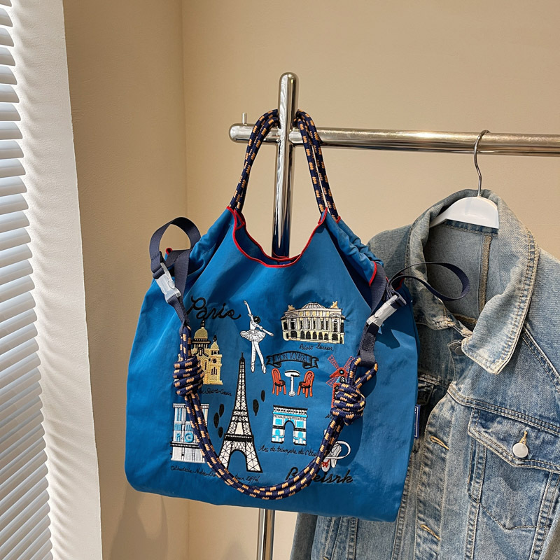 ダークブルーのタワー