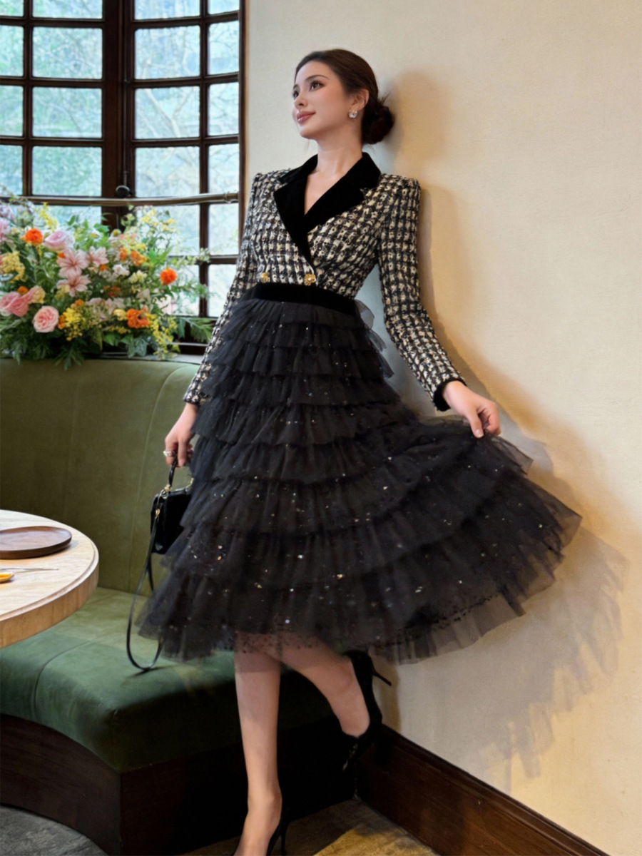 Đầm liền dài tay cổ vest phối lưới chiết eo họa tiết kẻ caro — màu đen