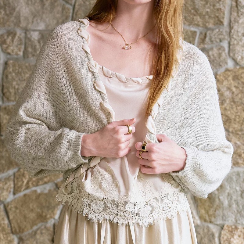 Áo cardigan nữ dệt kim cổ chữ V thắt nơ viền ren dáng rộng — Màu be nhạt