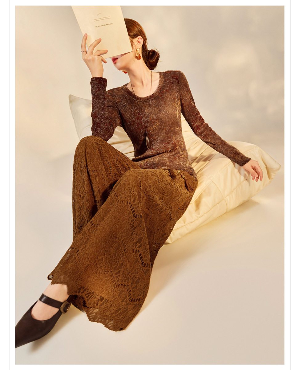 Áo sơ mi nữ dài tay cổ chữ U phối ghép họa tiết hoa — Caramel Camel (giao hàng 7 ngày)
