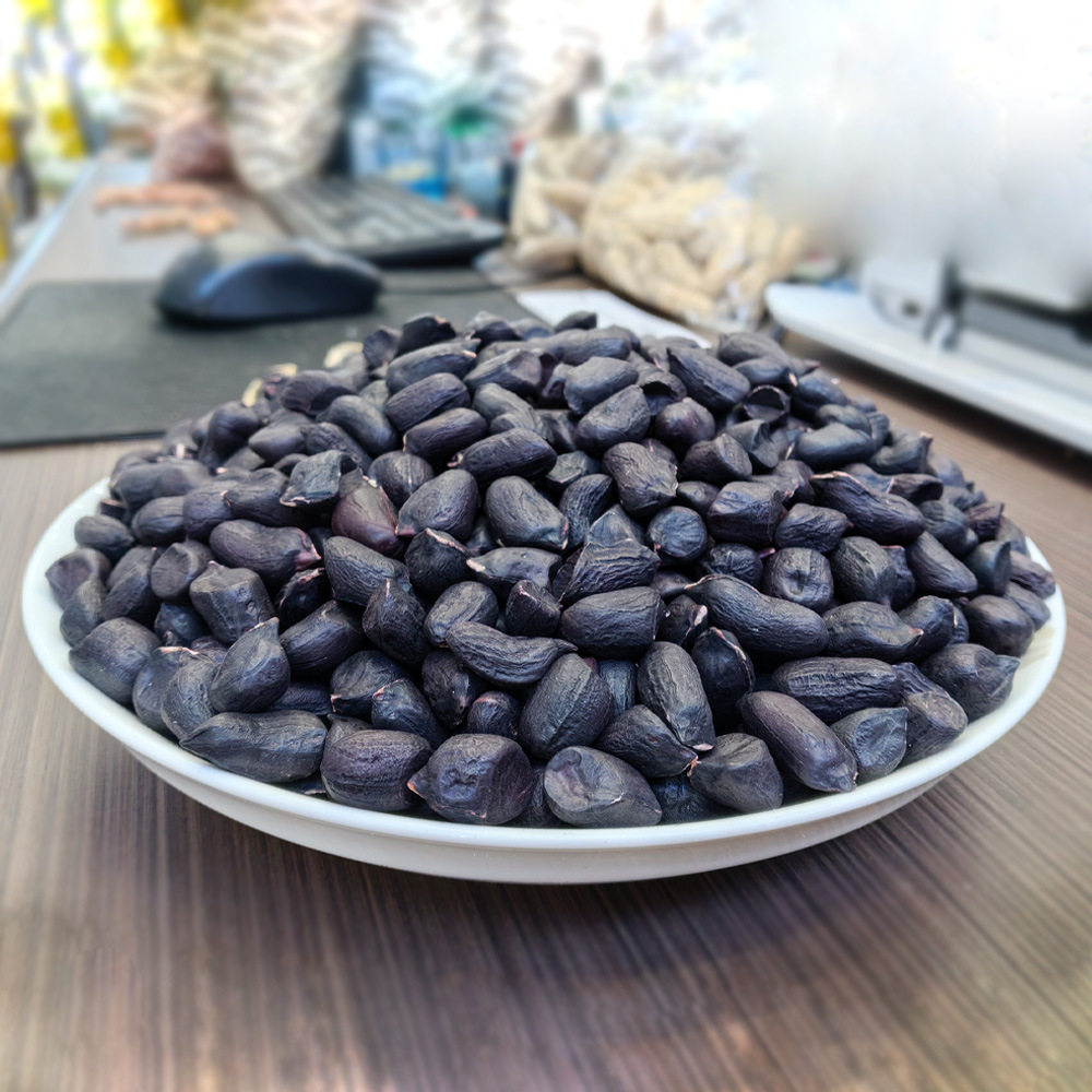 Yunnan Black Peanuts with Shells Are Grown by Farmers and Sun-Dried by Manufacturers. Sweet Purple-Skinned Selenium-Rich Black-Skinned Peanuts Are Shipped by Manufacturers