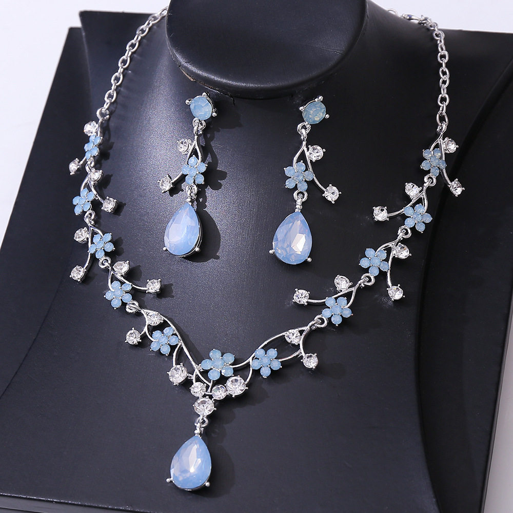 New Flower Inlaid Rhinestone Clavicle Chain, Baby's Breath Short Necklace, Sweet and Fresh Jewelry Earrings Set of Two