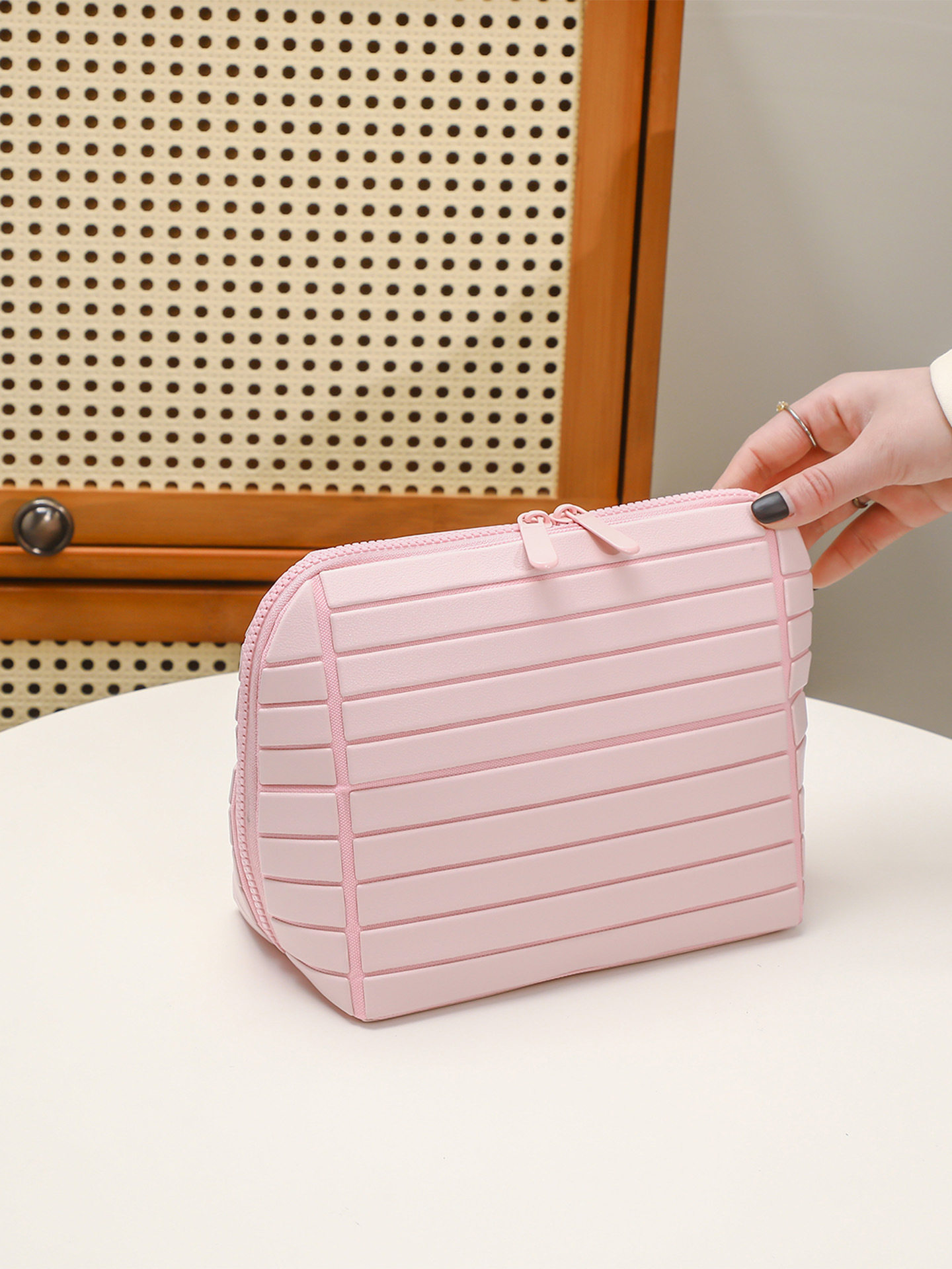 2025 New Geometric Diamond Cosmetic Bag Women's Large Capacity Partitioned Travel Commuting Shell Bag Striped Storage Bag