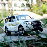 Chezhi 1/32 Легкосплавная модель автомобиля Mitsubishi Pajero, внедорожник Bobcat, откидывающаяся звуковая и световая игрушка, коробка с шестью отверстиями
