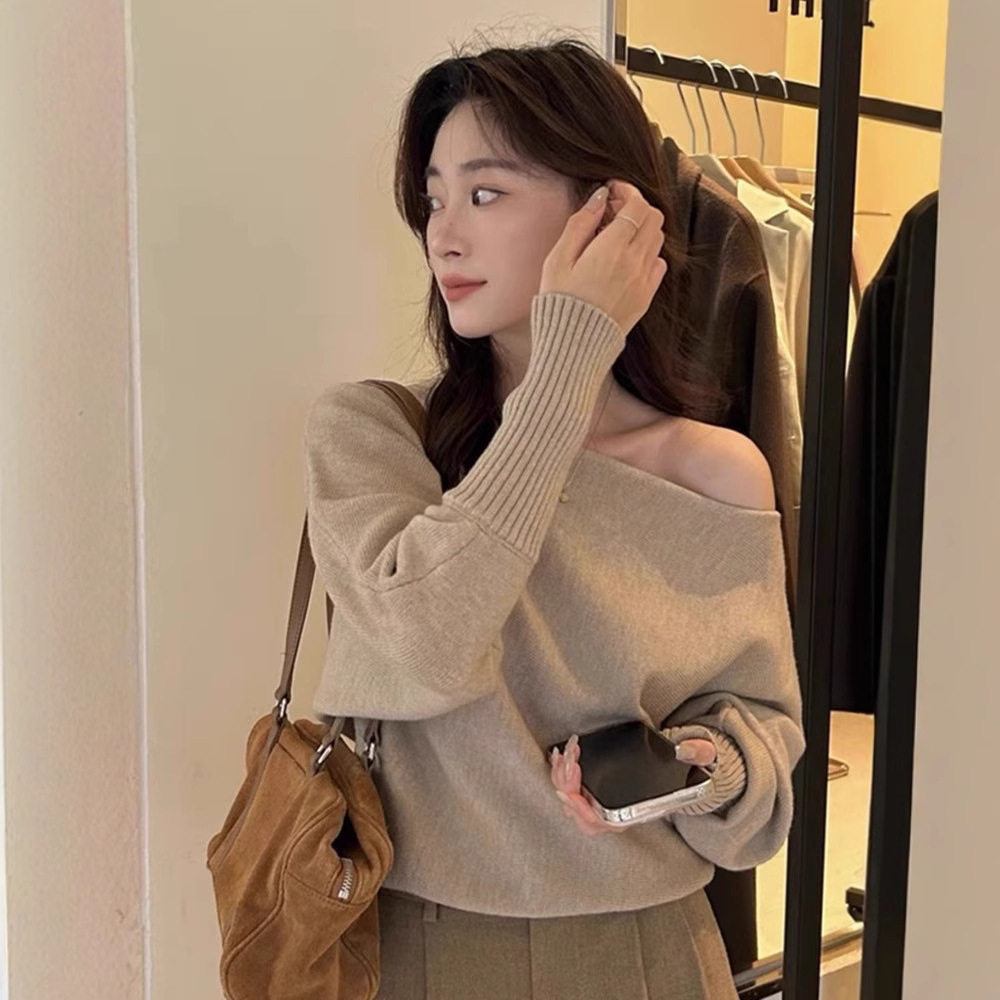 เสื้อสเวตเตอร์ถักเปิดไหล่ สีกากี สำหรับผู้หญิง เสื้อสเวตเตอร์สไตล์เรียบง่าย ไฮเอนด์ สำหรับฤดูใบไม้ร่วง เสื้อตัวใน