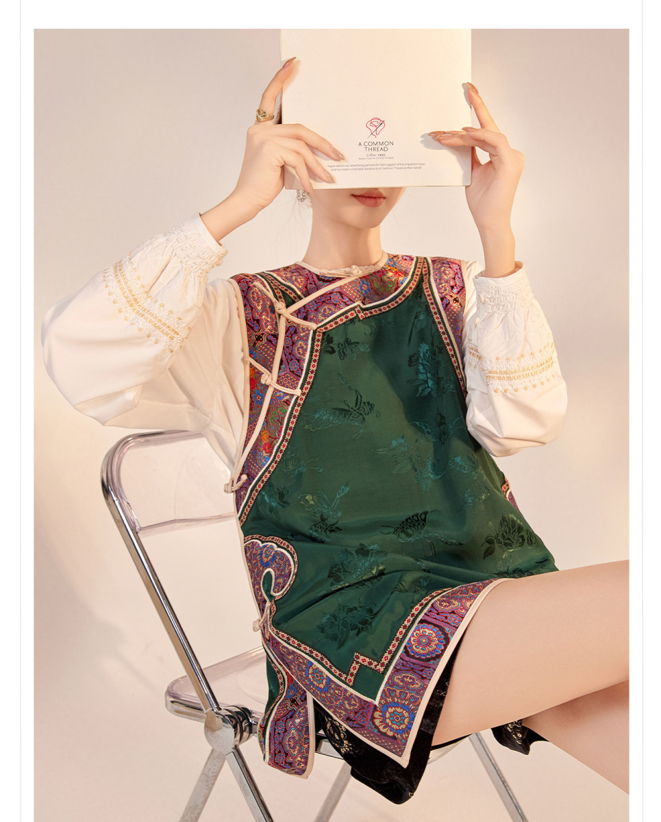 Áo vest nữ dáng trung dài màu xanh lá họa tiết hoa thêu