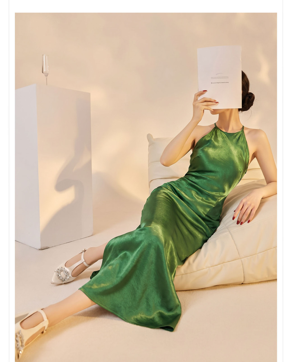 Đầm dài cổ quấn vai trần chất liệu satin bóng nhẹ, chiết eo xếp ly, xẻ tà bên hông tôn dáng — Xanh rêu đậm