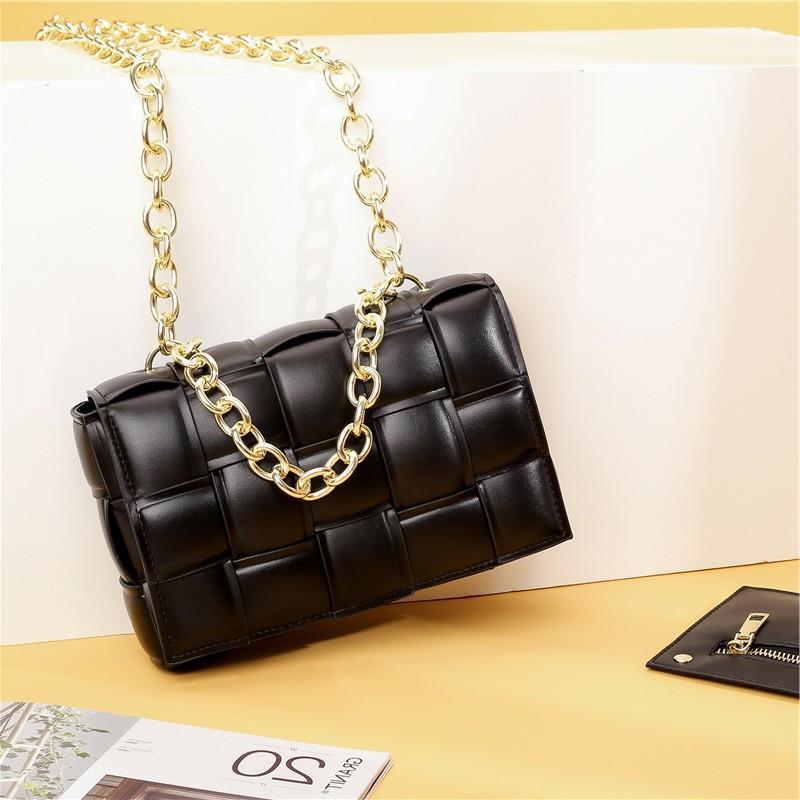 2021Europe Winter New Chain Satchel Weave Pillow Package Foreign trade Package lady  2021欧美秋冬新款链条挎包编织枕头包外贸女包lady bags单肩包 2021Europe Winter New Chain Satchel Weave Pillow Package Foreign trade Package lady 