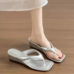 2026 Women's Chic Platform Flip Flops - Black Trendy Wedge Toe Separator Beach Sandals for Petite