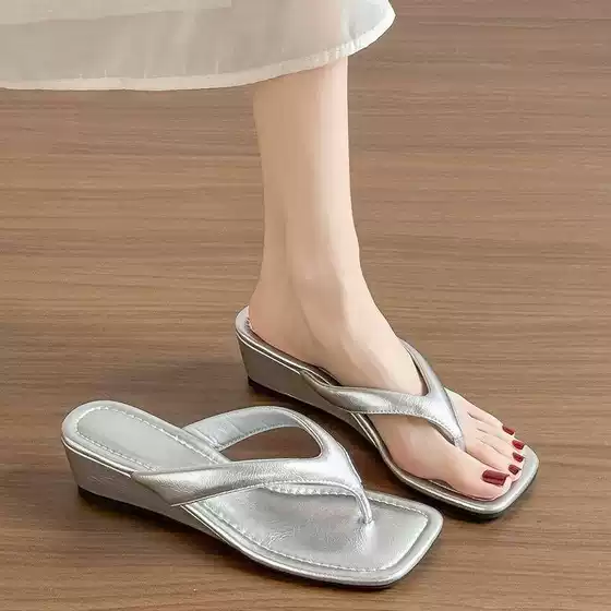 2026 Women's Chic Platform Flip Flops - Black Trendy Wedge Toe Separator Beach Sandals for Petite