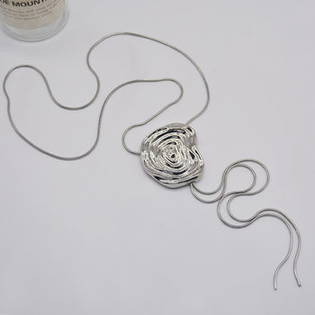 European and American three-dimensional water texture flower long necklace Women's Light luxury elegant snake bone chain niche high-grade clavicle chain fashion