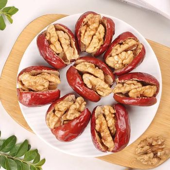 Red Dates with Walnut Kernels 500g Xinjiang Jujube Fresh Walnut Kernels New Year Snacks Dried Fruit Dates with Walnuts Wholesale