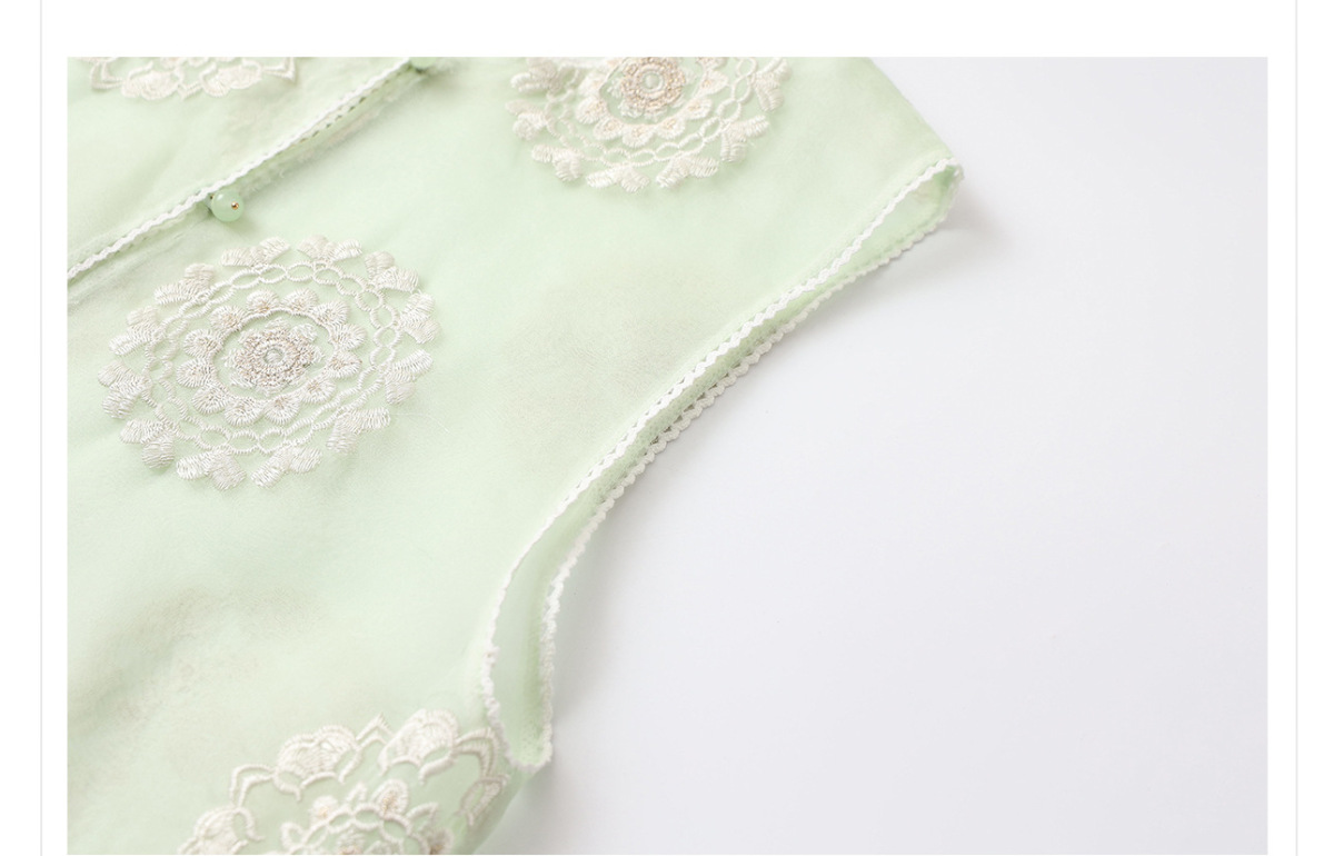 Bộ ba món nữ gồm áo khoác, gile và quần short lụa tơ tằm thêu hoa — Quần short xanh lục nhạt, Gi lê xanh lục nhạt, Áo khoác xanh lục nhạt