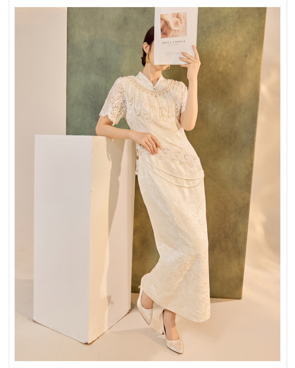 Bộ áo dài cách tân dáng ôm họa tiết hoa dệt jacquard kèm khăn choàng ngọc trai tháo rời — Vân kiều, Váy liền, Bộ