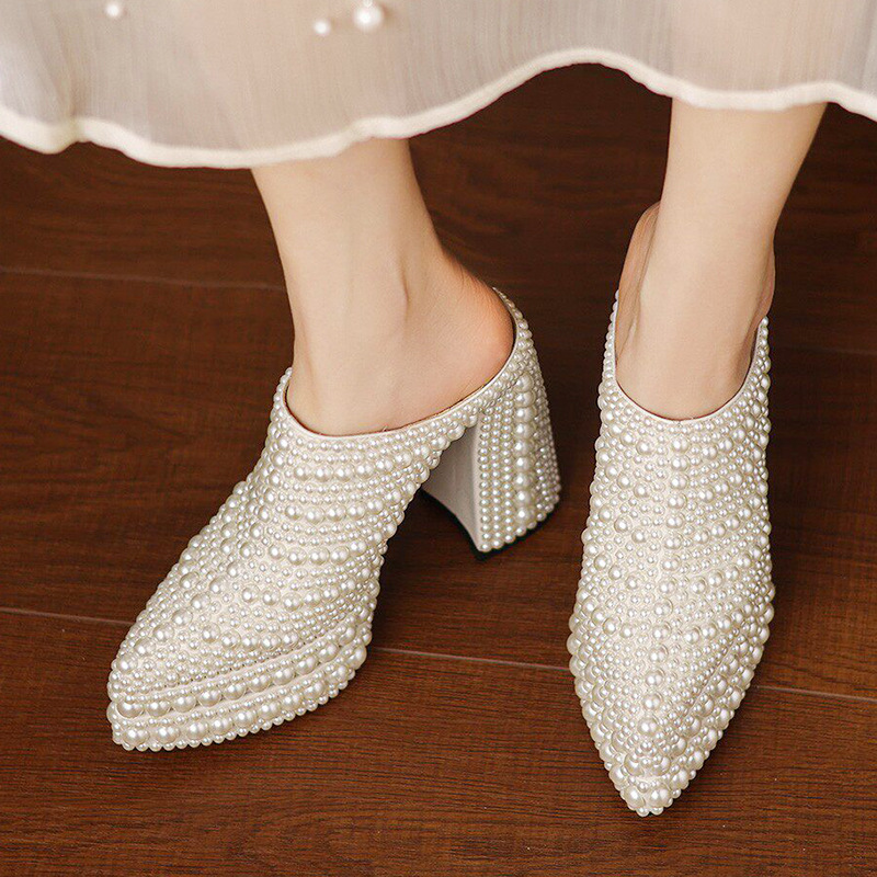 Mule nữ đế dày 13,5cm mũi nhọn đính ngọc trai và đá lấp lánh, giày sandal cao gót sục chân — Màu trắng
