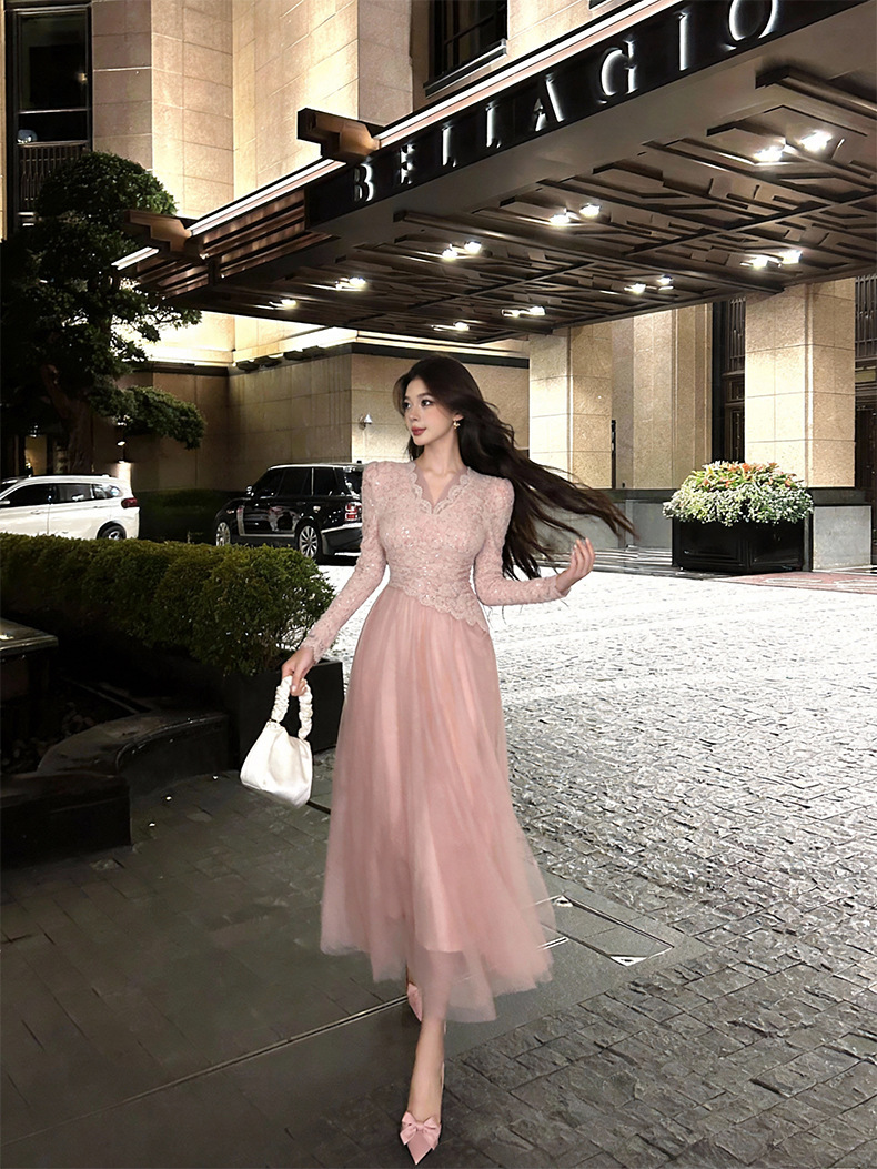Đầm liền thân lưới xòe rộng chiết eo cổ chữ V phối ren phong cách dịu dàng thanh lịch — Màu hồng, Màu kaki