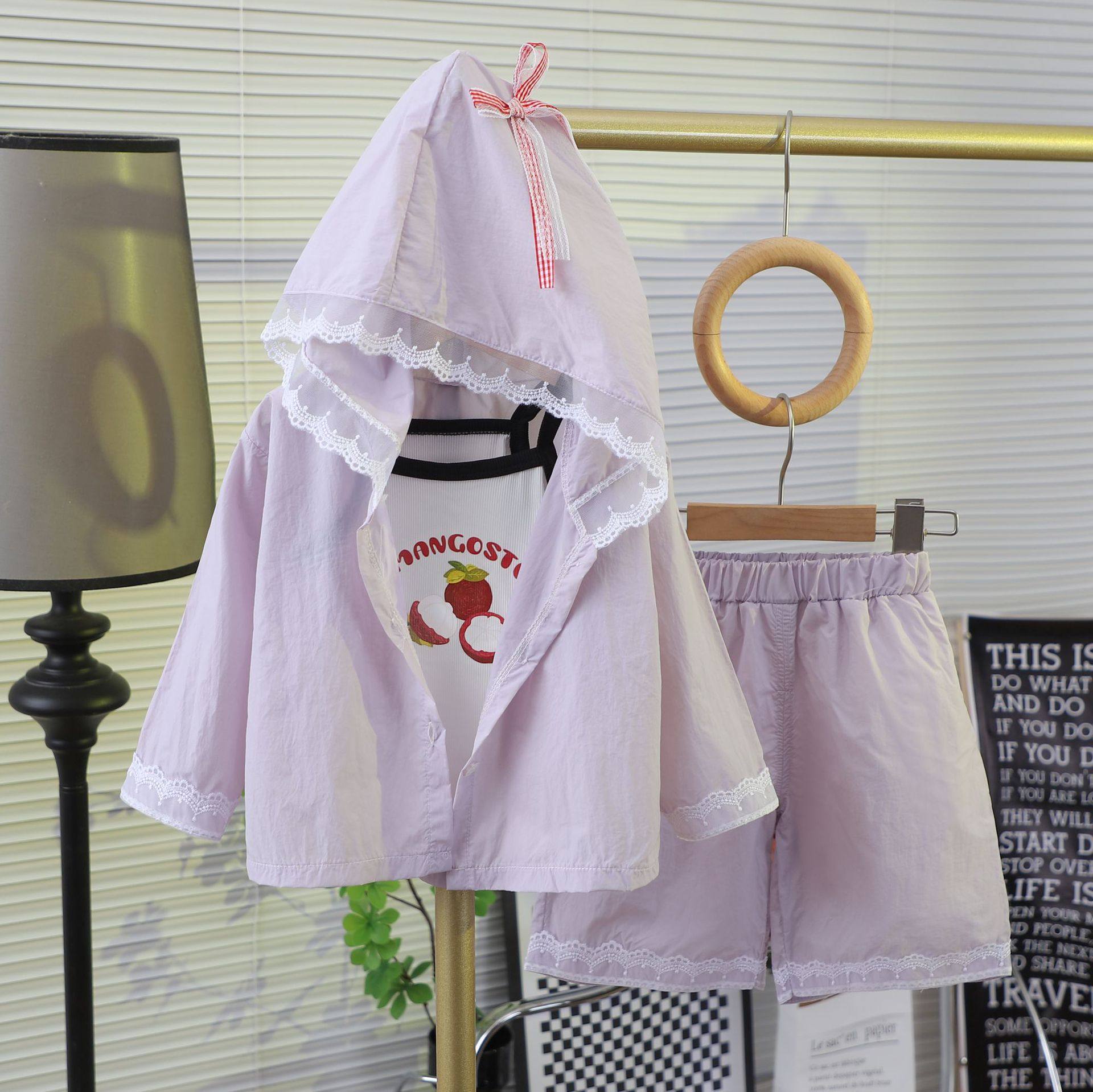 Set tiga bagian stylish dopamine anak perempuan musim panas, jaket hoodie pelindung sinar matahari berumbai renda