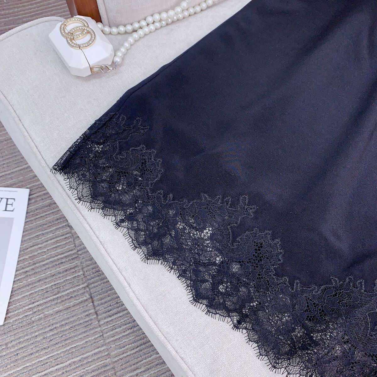 Chân váy midi lụa tơ tằm phối ren thêu nổi dáng chữ A — Đen cao cấp, chất lượng cao, Gạo ngọc trai