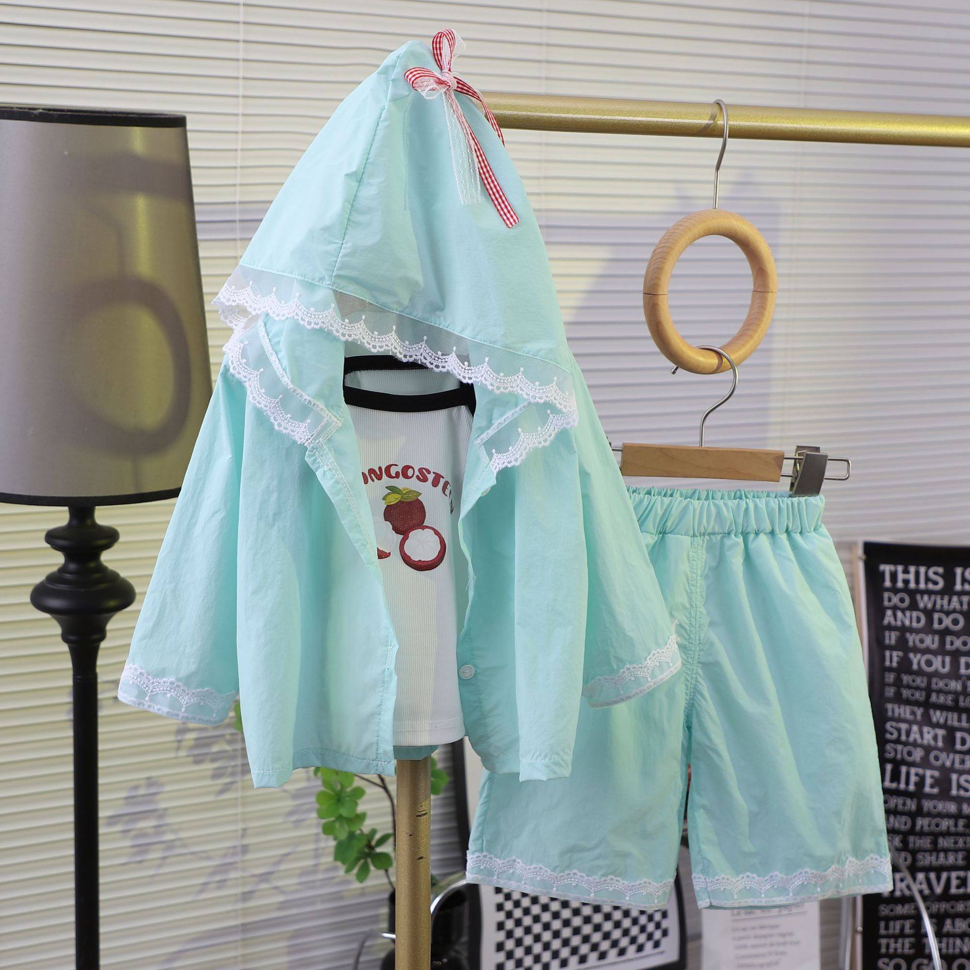 Set tiga bagian stylish dopamine anak perempuan musim panas, jaket hoodie pelindung sinar matahari berumbai renda