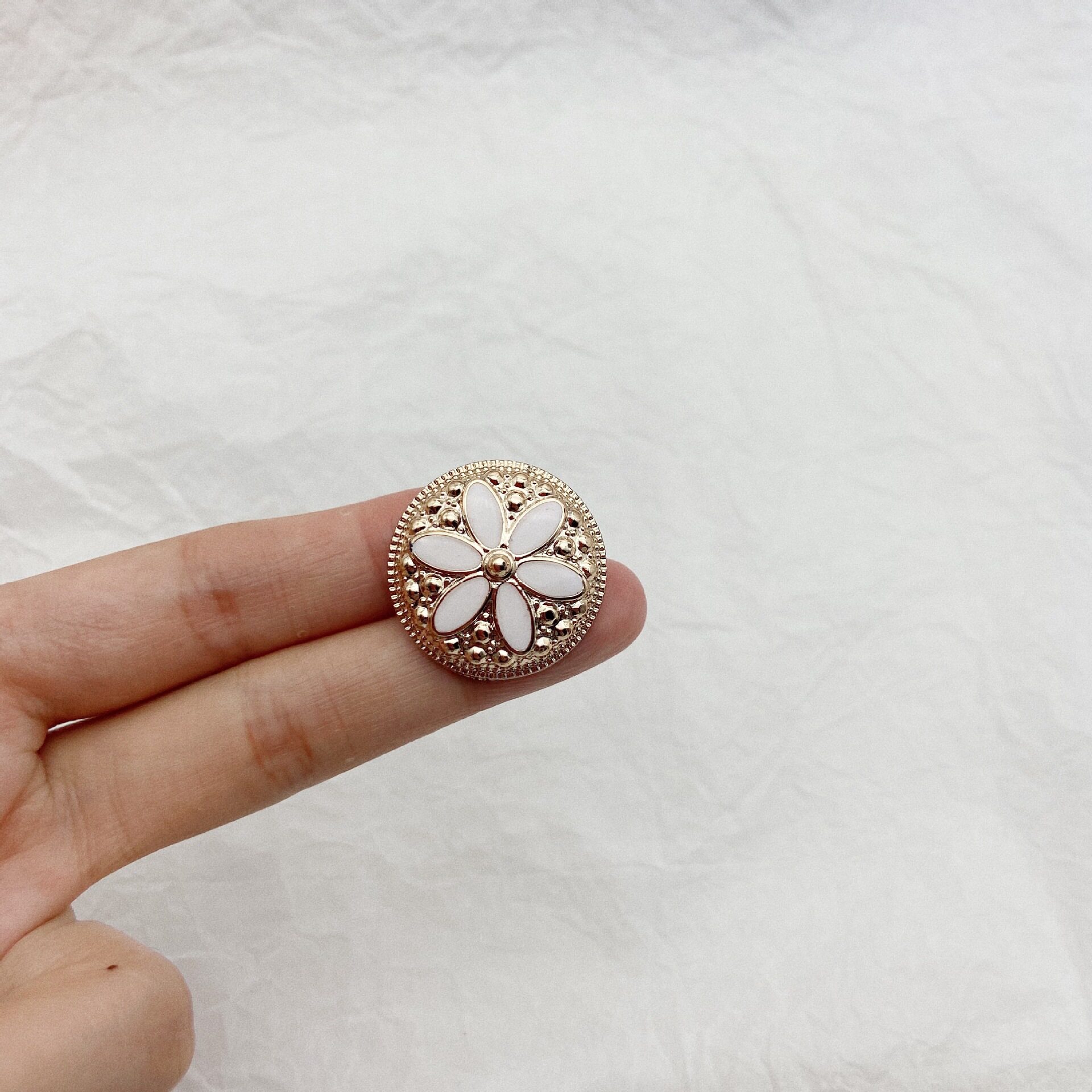 Factory Wholesale Plastic Buttons Electroplated Gold Drop Oil Six Leaf Buttons Ladies Chanel Style Cardigan Coat Coat Buttons