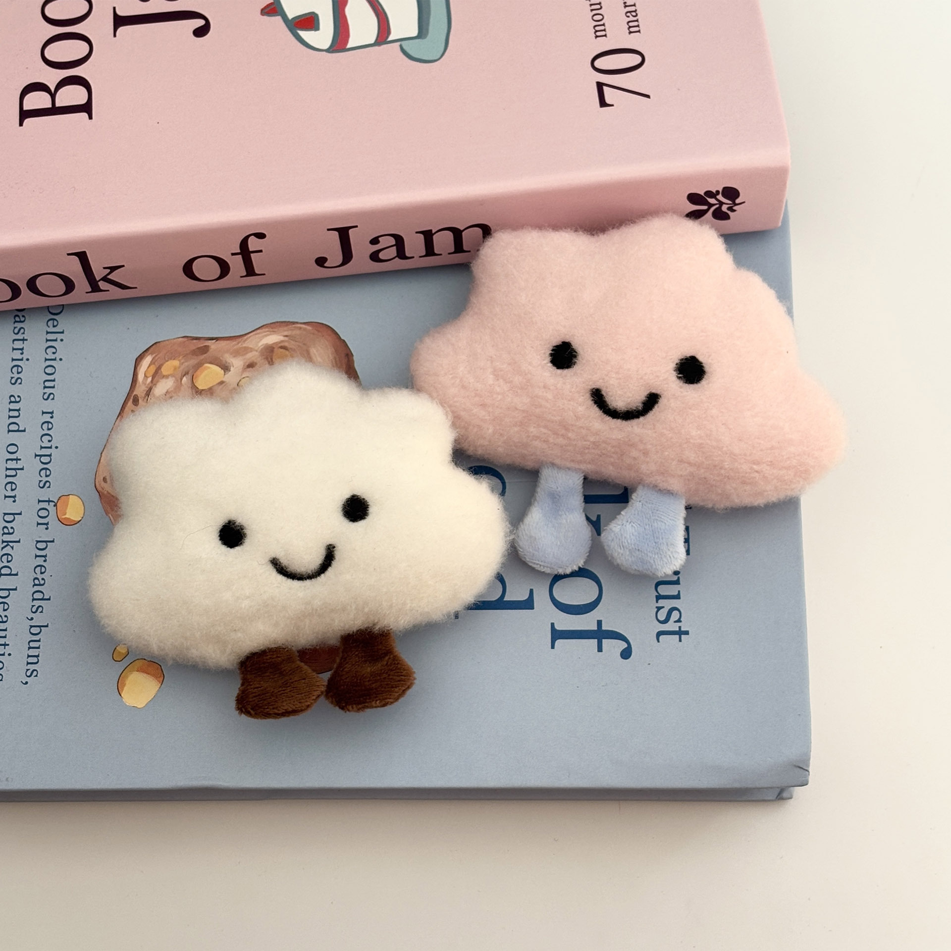 创意卡通云朵毛绒胸针玩偶挂件可爱儿童头饰包包服装装饰配件批发