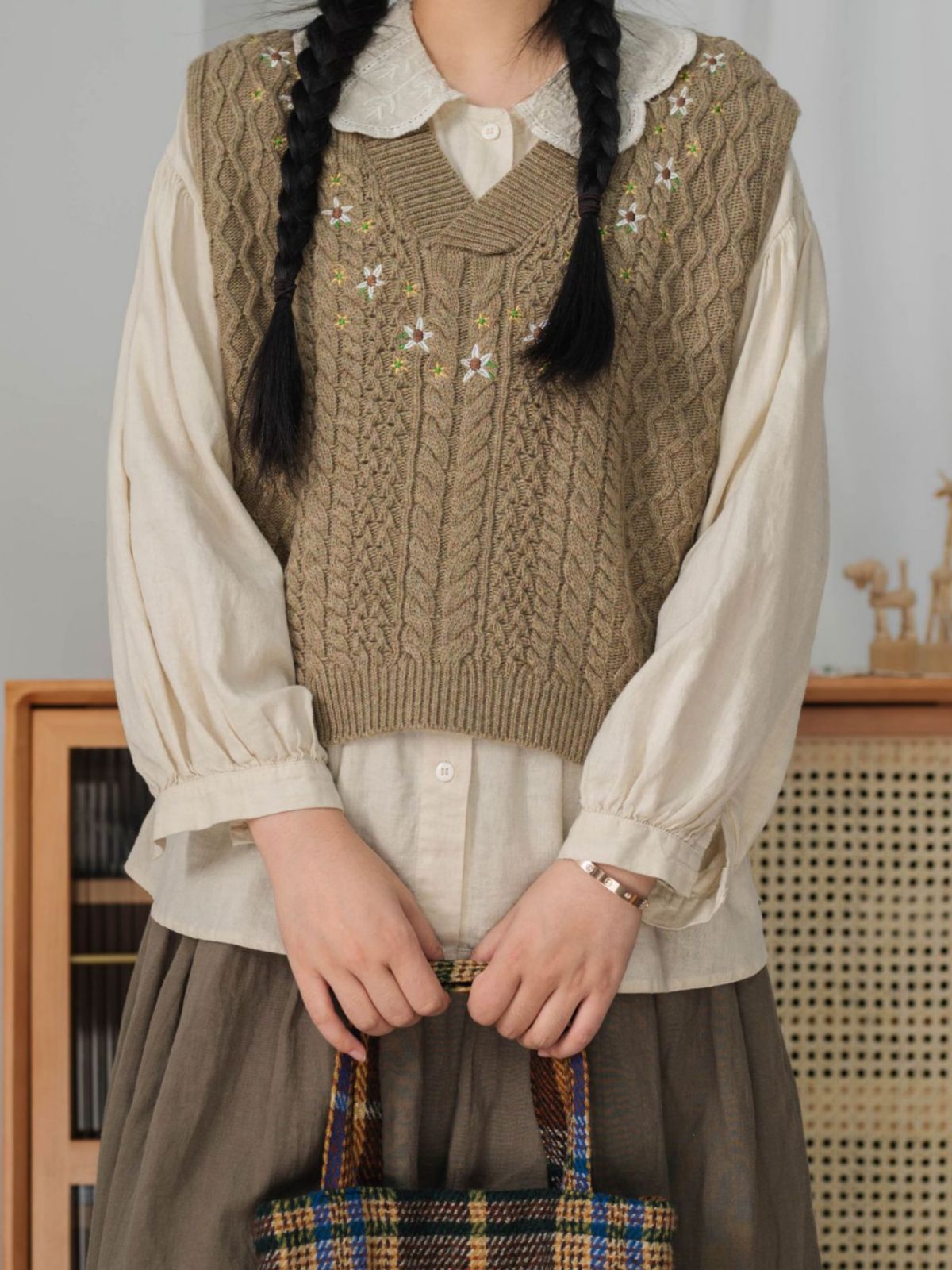 V-Neck Embroidered Knitted Vest for Women, Retro Floral Niche Design Sweater Vest, Fashionable and Versatile