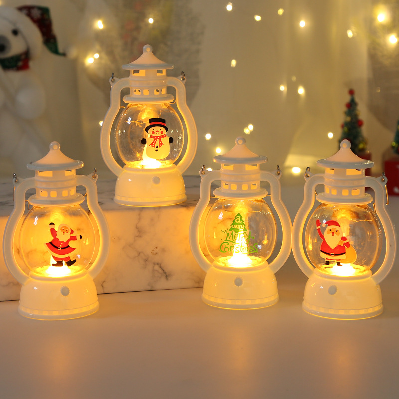 Christmas decoration wind lanterns portable led small oil lamps glowing lanterns shopping malls dress up gifts scene layout orna 圣诞节装饰风灯手提led小油灯发光马灯 商场装扮礼物场景布置挂饰 ตกแต่งคริสต์มาสลมโคมไฟแบบพกพานำโคมไฟน้ำมันขนาดเล็กโคมไฟเรืองแสงห้างสรรพสินค้าแต่งตัวของขวัญฉากรูปแบบเครื่องประดับ