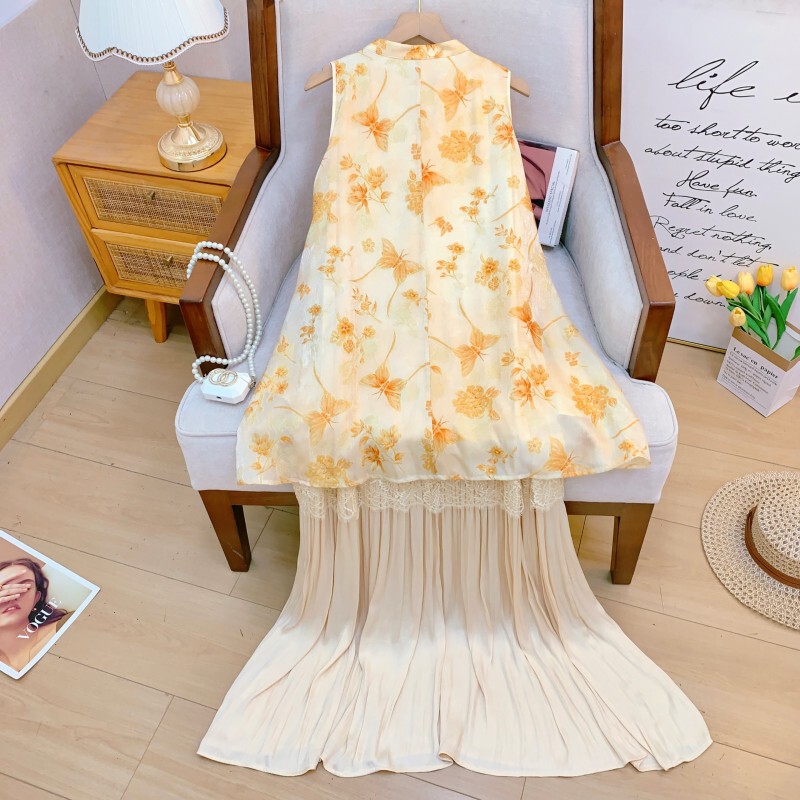 Set áo vest không tay in hoa ren cài khuy kèm chân váy xếp ly dài cạp thấp — Vàng mơ
