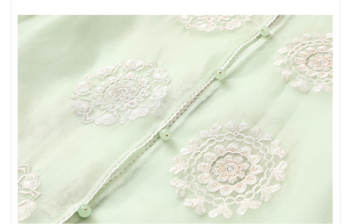 Bộ ba món nữ gồm áo khoác, gile và quần short lụa tơ tằm thêu hoa — Quần short xanh lục nhạt, Gi lê xanh lục nhạt, Áo khoác xanh lục nhạt