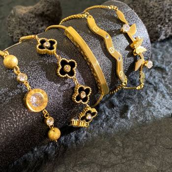 The full-body titanium steel furnace real gold plating 18k high-grade sense four-leaf clover Roman bracelet can be pulled to adjust the size